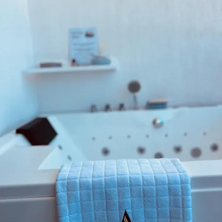 Adore Luxury アパート *